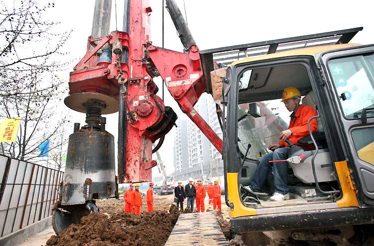 長沙旋挖鉆機(jī)租賃地鐵工程施工案例